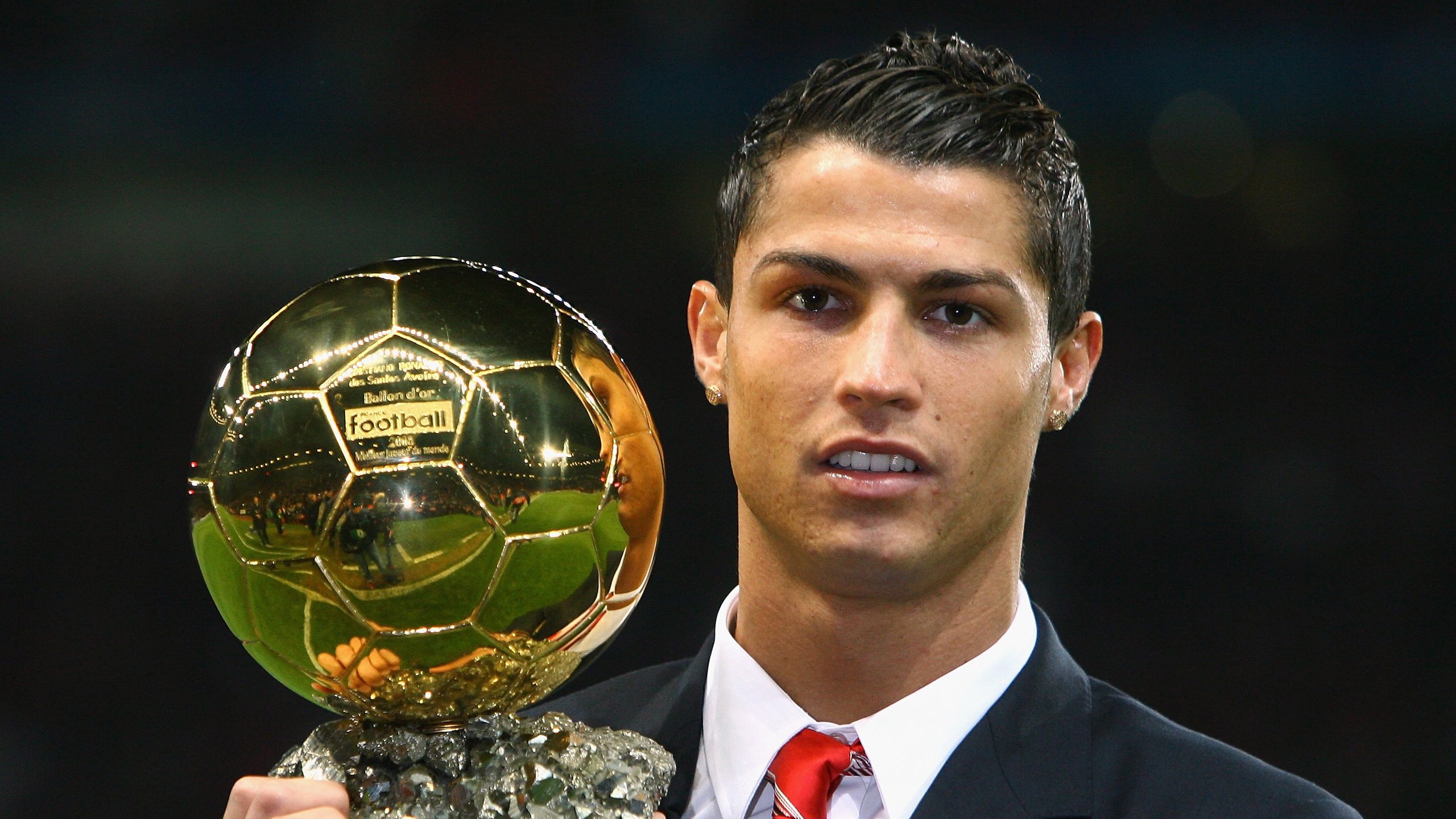 点球大战惊心动魄，球队逆袭晋级决赛