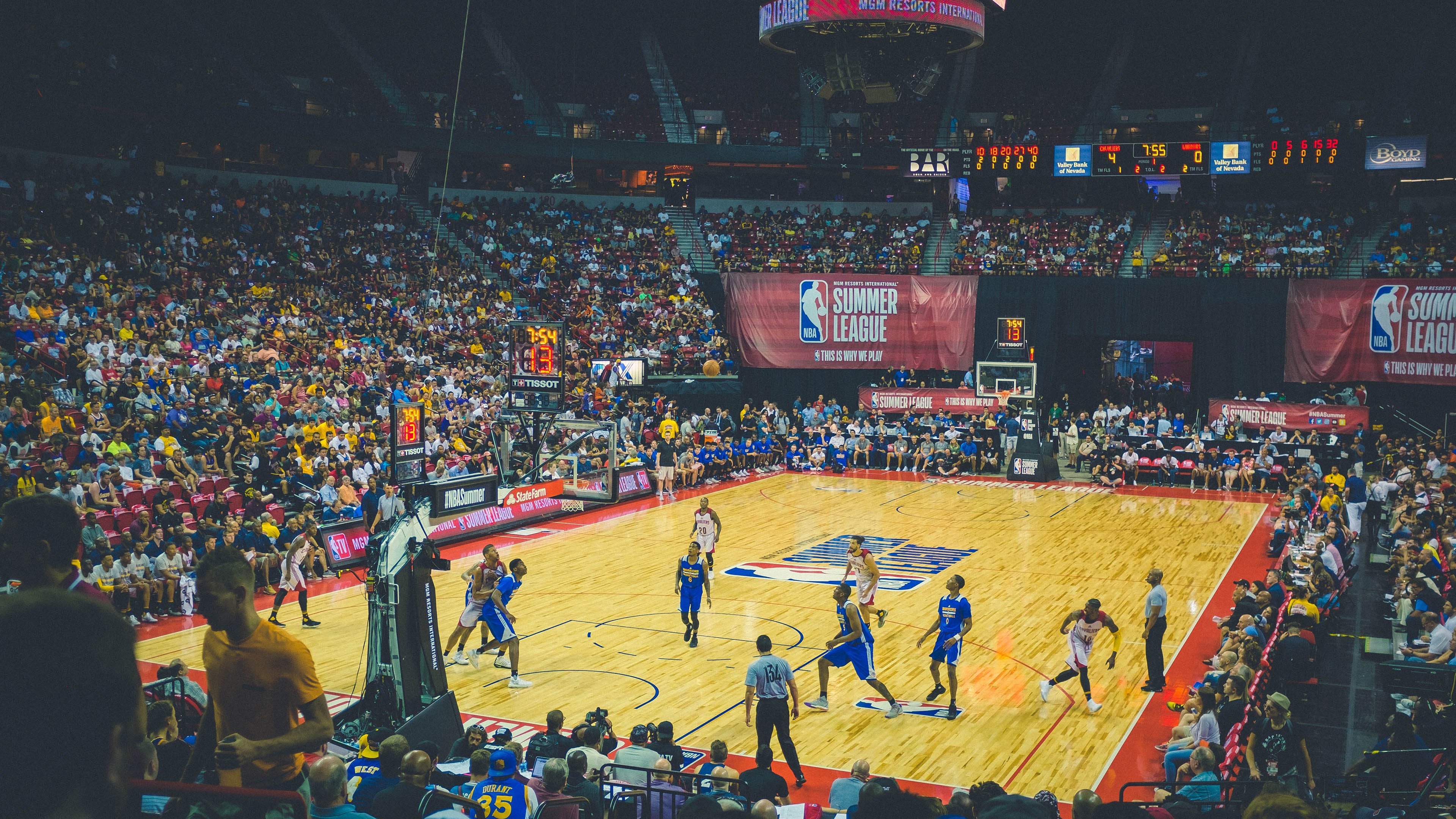 库里狂飙12记三分球，勇士主场大胜对手